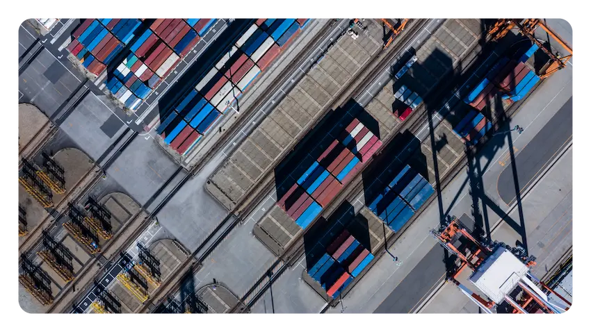 Une image de conteneurs de fret dans un chantier maritime.